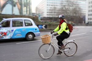 研究表明，汽车安全技术对高可见度夹克存在“盲点”