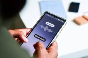 这种开放式文本转语音模型只需要几秒钟的音频即可克隆您的声音