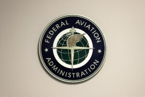 在马斯克领导的全面改革中，美国联邦航空局 （FAA） 开始与 SpaceX 开展业务