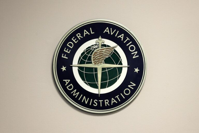 在马斯克领导的全面改革中，美国联邦航空局 （FAA） 开始与 SpaceX 开展业务