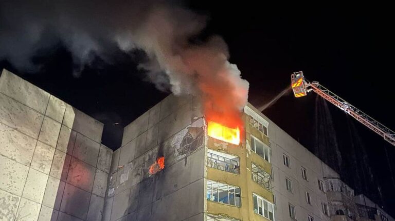俄罗斯无人机击中基洛沃赫拉德州多层建筑：大火爆发，三人受伤 – 照片