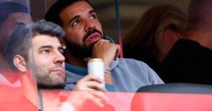 Drake 在滑稽奇异的镜头中向 Penthouse 无人机扔凉鞋