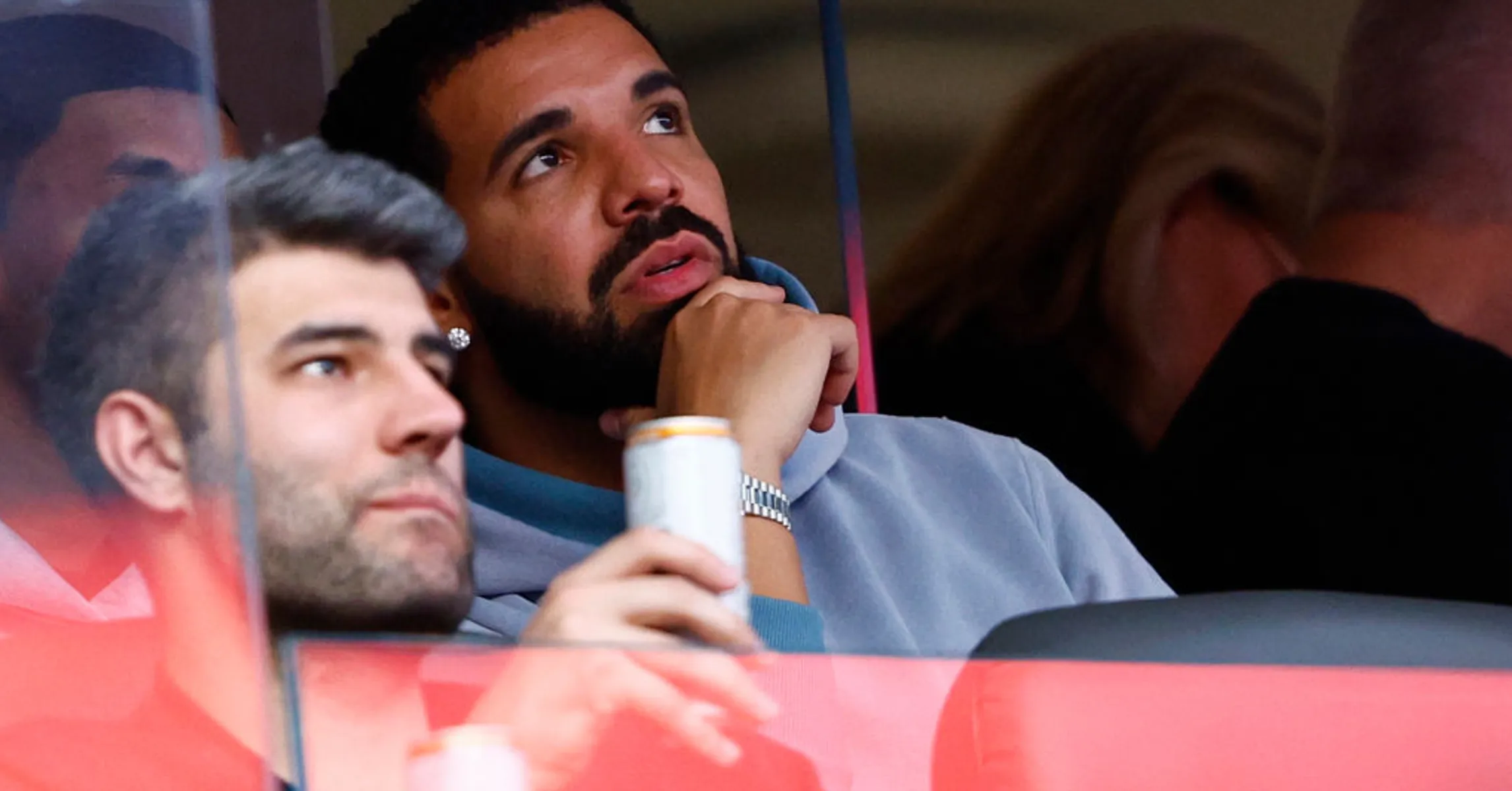 Drake 在滑稽奇异的镜头中向 Penthouse 无人机扔凉鞋
