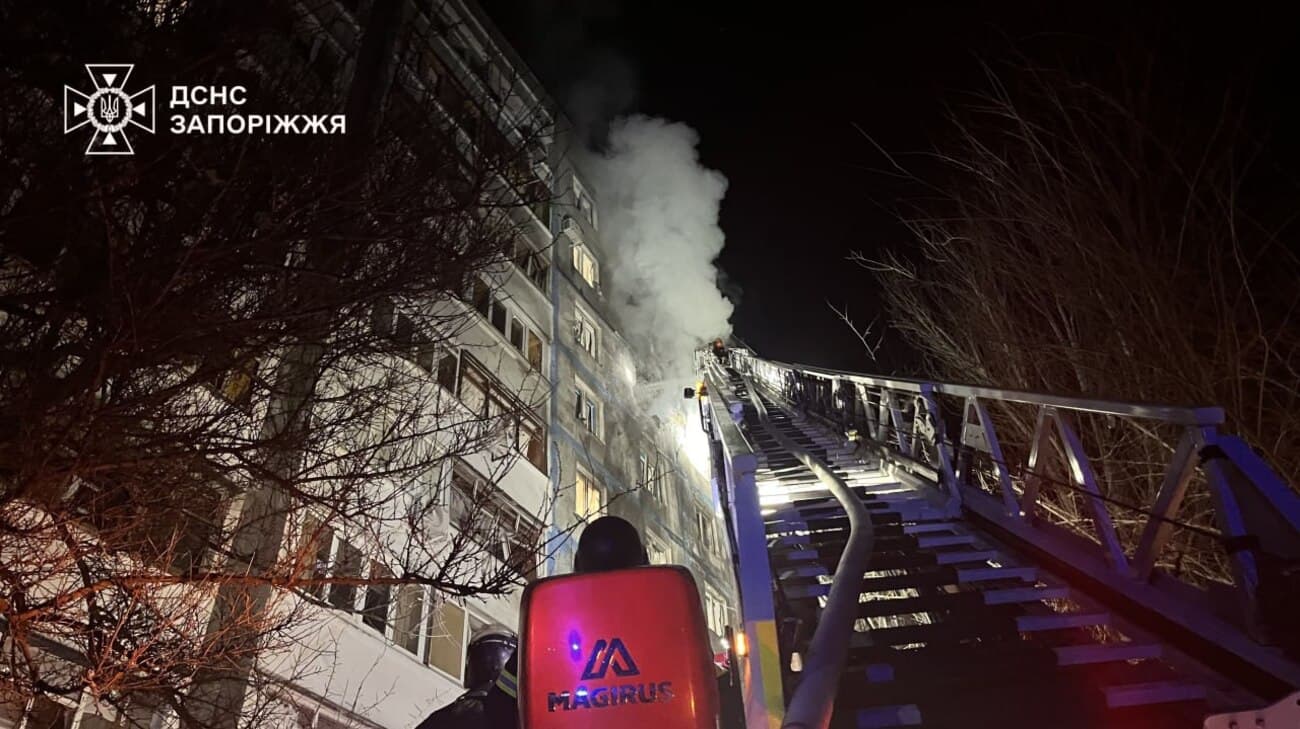 俄罗斯无人机对扎波罗热的袭击导致老妇人受伤并引发多起火灾 – 照片