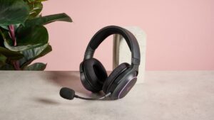 我并不总是喜欢 Razer 的游戏耳机，但 Barracuda X Chroma 终于物有所值