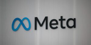 Meta 在裁员期间批准了高达 200% 的公司高管工资的奖金