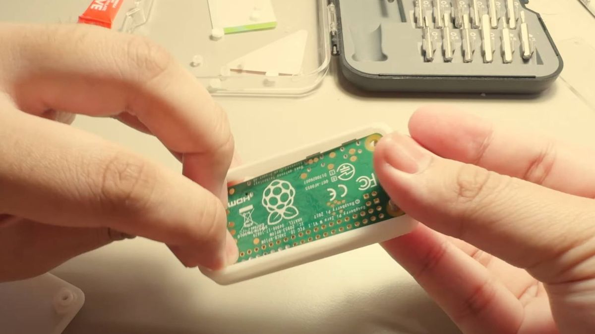Modder 将 LLM 塞进了 Pi Zero 驱动的 U 盘上，但它的速度不够快，不实用