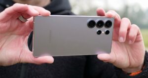 三星暗示，One UI 7 最流畅的 AI 功能可能会跳过 Galaxy S24 和更旧的旗舰产品