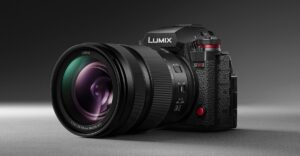 Panasonic 的 Lumix S1RII 全画幅相机可拍摄 8K 视频