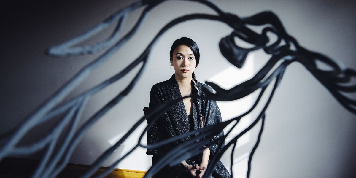 这位艺术家与 AI 和机器人合作