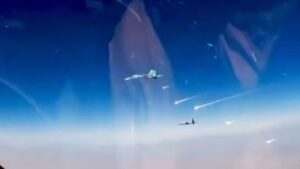 俄罗斯 Su-34 在罕见的未注明日期的视频中袭击美国 MQ-9 收割者