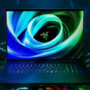 Razer 推出配备双模显示屏和 RTX 18 的 Blade 2025 （5090）