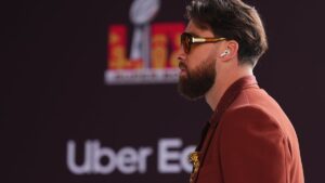 特拉维斯·凯尔斯 （Travis Kelce） 超级碗服装：互联网判决很快