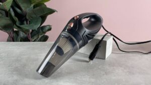 在测试了两者之后，我更喜欢这款有线汽车吸尘器而不是无绳吸尘器，因为我不觉得我在争分夺秒地清洁