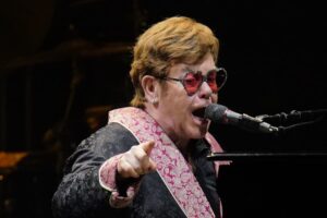 Elton John 呼吁保护创意人才免受 AI 的影响