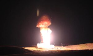 空军在黎明前测试非武装核导弹的视频