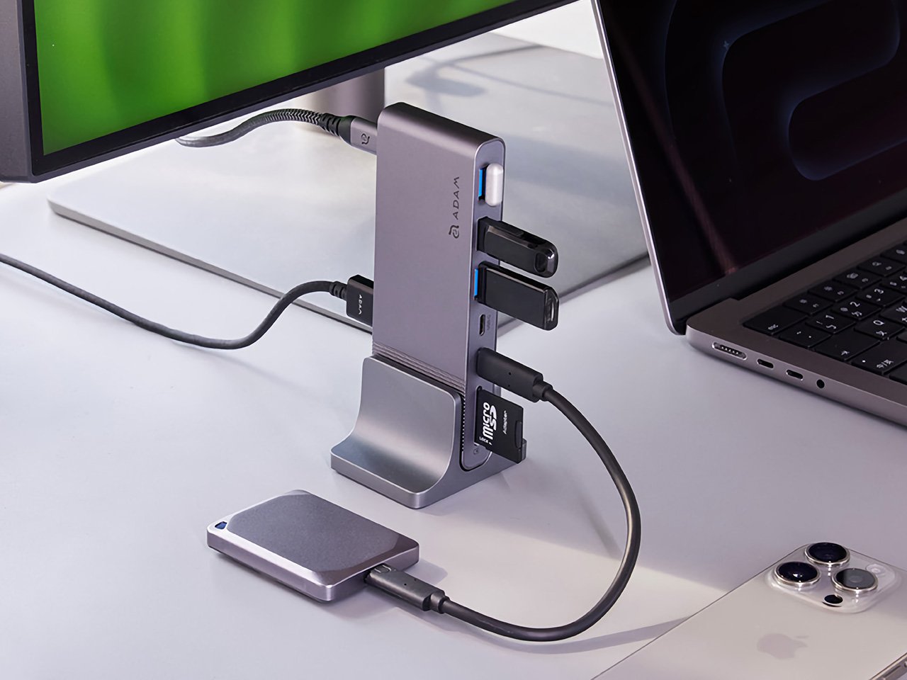 终极 USB-C 集线器：12 个端口、4K HDMI、100W PD 和千兆以太网集成在一个紧凑的设备中