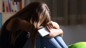 16 岁的十几岁男孩在网上分享了 AI 生成的女学生的“粗俗”裸照后被捕