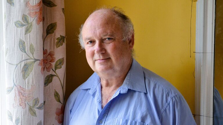 Louis De Bernieres：为什么我要让美国的 AI 海盗窃取我的作品，只是为了让机器人可以学习如何编写下一个 Captain Corelli 的曼陀林？