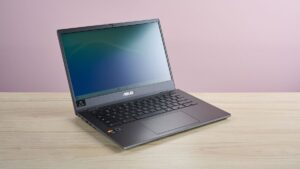 我将华硕 Chromebook CM14 用于从生产力到游戏的所有方面，发现它的性能与它的重量一样轻