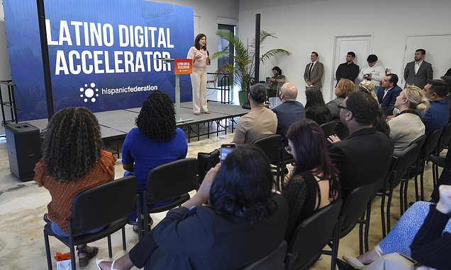 拉丁裔工人努力克服自动化、人工智能带来的技术鸿沟