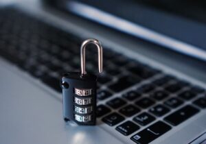 Google 的 reCAPTCHA 不仅没用，而且基本上也是间谍软件