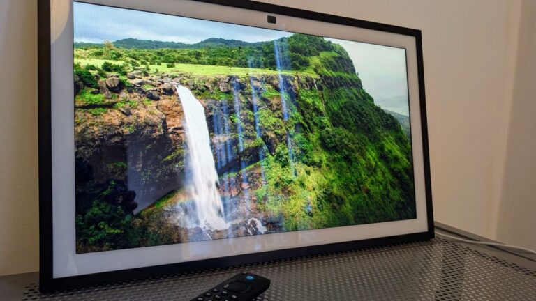 Amazon Echo Show 21 评测:结合智能显示器、Alexa 扬声器和 Fire TV