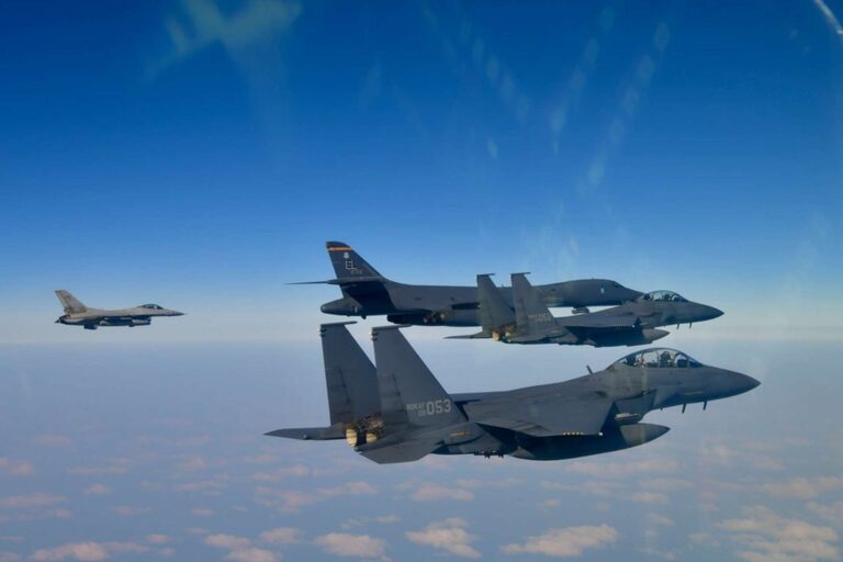美国空军 B-1B 轰炸机与 ROKAF 一起训练以加强对朝鲜威胁的威慑