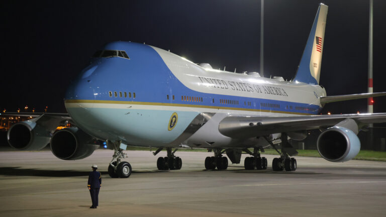 为什么波音的新型 Air Force One 飞机比预算高出 20 多亿美元