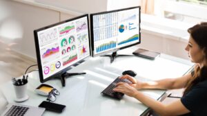 如何在 Windows 11 中管理多个显示器