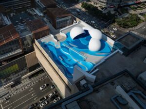 以海洋为灵感的屋顶滑板公园巧妙地连接了地球、海洋和天空