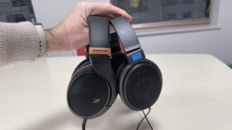 Sennheiser 的 HD 505 入门级耳机就在这里，我将它们与 HD 600 进行了比较