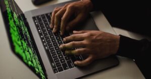 黑客使用 AI 以前所未有的速度攻破系统