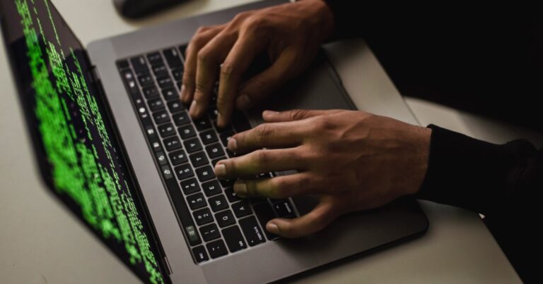 黑客使用 AI 以前所未有的速度攻破系统