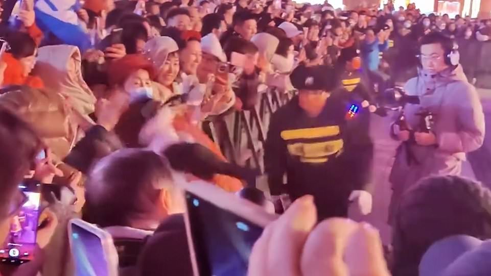 令人毛骨悚然的时刻 人形机器人 “攻击” 人群 不得不在农历节日被拖走