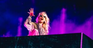 Grimes 庆祝 AI 创造“魔法”的开拓者