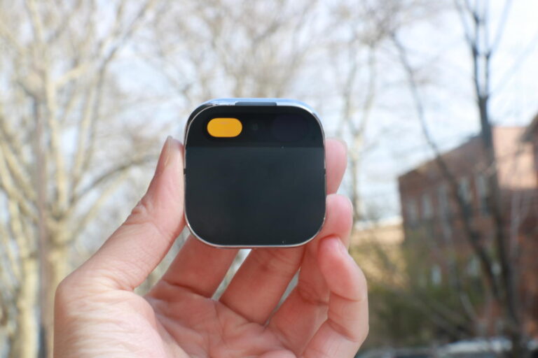 Humane AI Pin 的失败提醒我们，仅靠 AI 并不能制造出引人注目的产品
