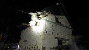 一夜之间，防空系统在切尔卡瑟州上空击落了 26 架无人机，房屋受损