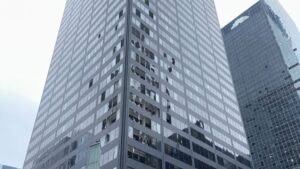 2024 年“弹跳”风损坏了休斯顿摩天大楼