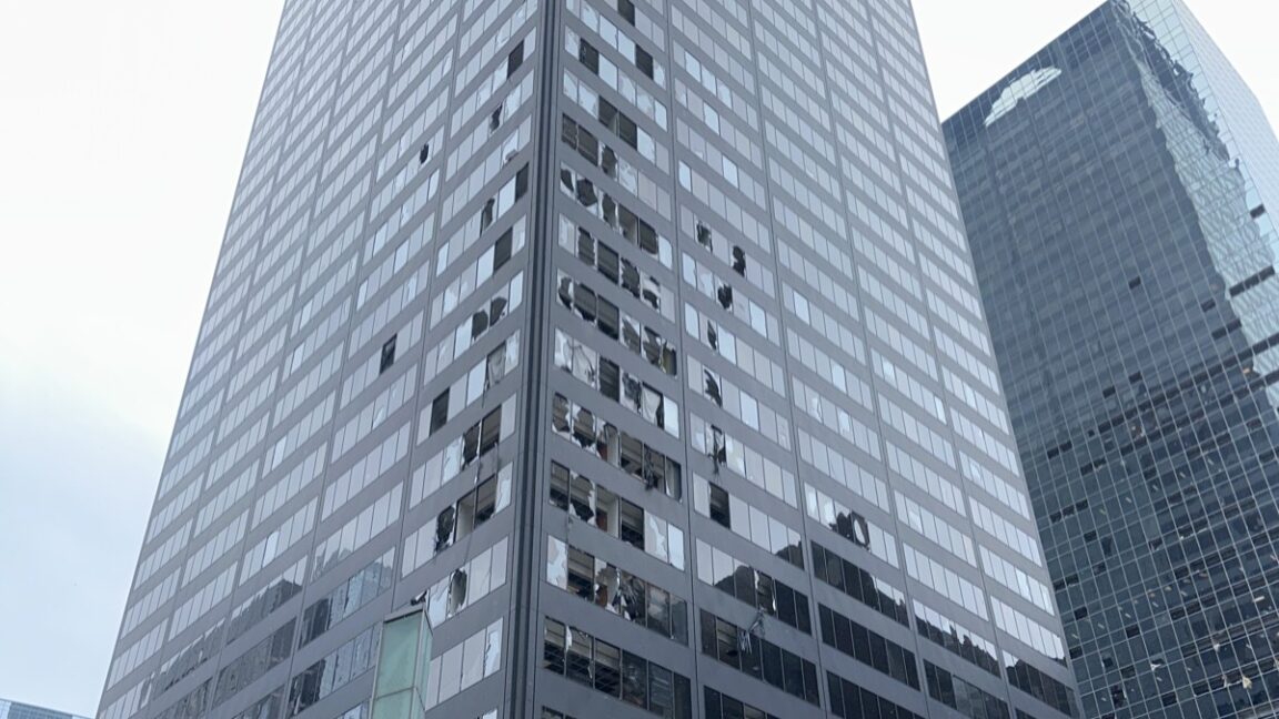 2024 年“弹跳”风损坏了休斯顿摩天大楼