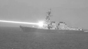 美国海军的新型军用激光器成功将无人机从天空中射出