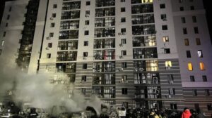Shahed 无人机袭击苏梅住宅区的停车场 - 视频