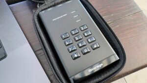 我带着有史以来最安全的 SSD 之一旅行 - 从未像现在这样放松