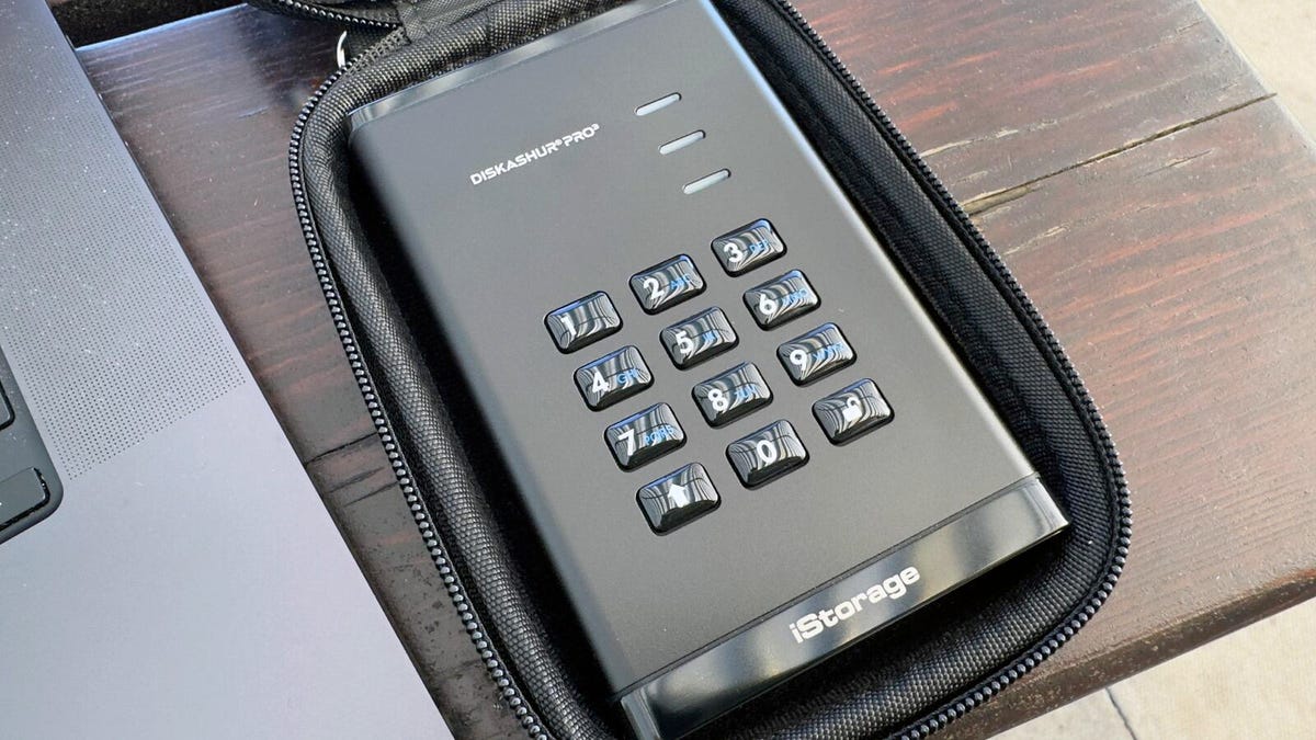 我带着有史以来最安全的 SSD 之一旅行 – 从未像现在这样放松