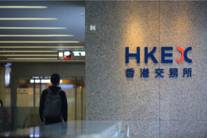 恒生指数因人工智能股票而飙升，而日经指数因日本央行加息押注而下跌
