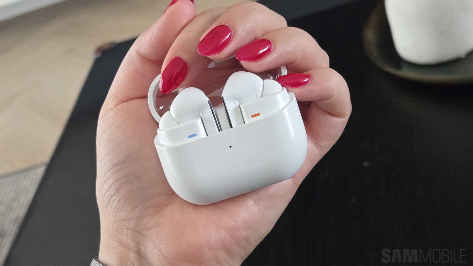 您不是唯一一个遇到 Galaxy Buds 3 Pro 充电问题的人