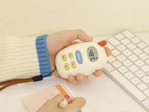 可爱的鹅卵石形手机是一款利用你坏习惯的暖手器