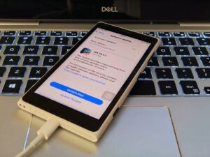 运行 iOS 18 的诺基亚 Lumia？这位黑客创造了 2025 年的终极技术混搭
