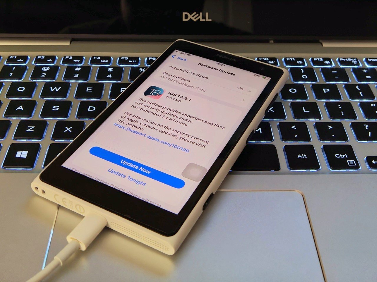 运行 iOS 18 的诺基亚 Lumia？这位黑客创造了 2025 年的终极技术混搭