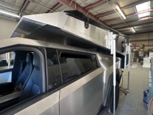 CyberPhoenix 滑入式露营车旨在坐在 Cyber truck 的非常规床上